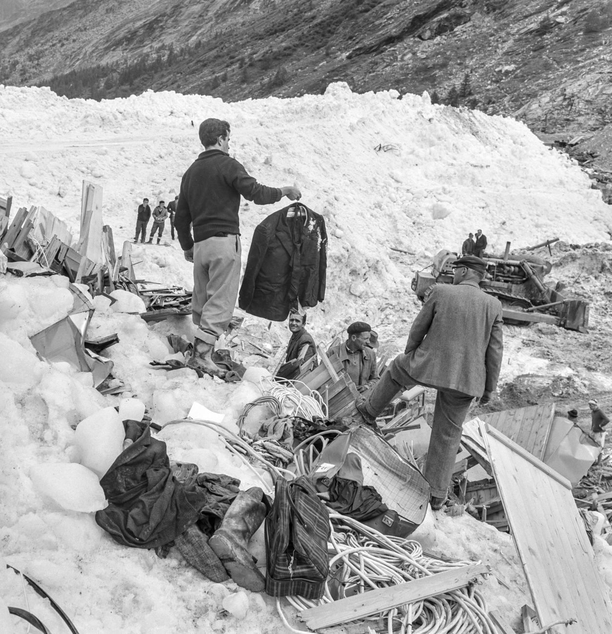 Personal belongings of the accident victims are retrieved during rescue work on the destroyed hut camp of the Mattmark reservoir building site in the Canton of Valais, Switzerland