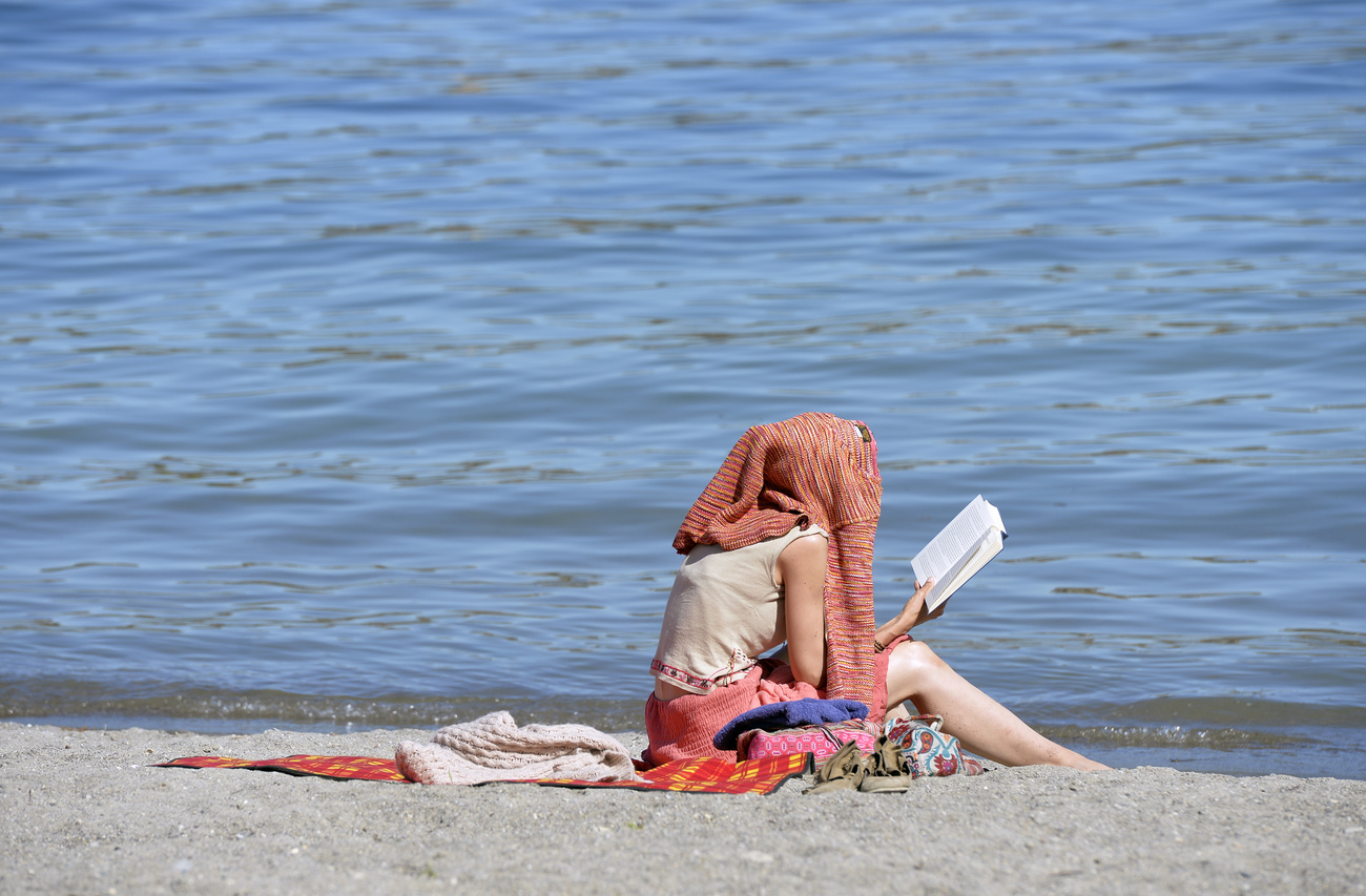 persona legge libro spiaggia