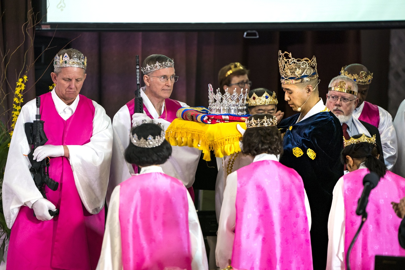Hyung Jin Moon an einer Zeremonie mit anderen Kirchenmitgliedern