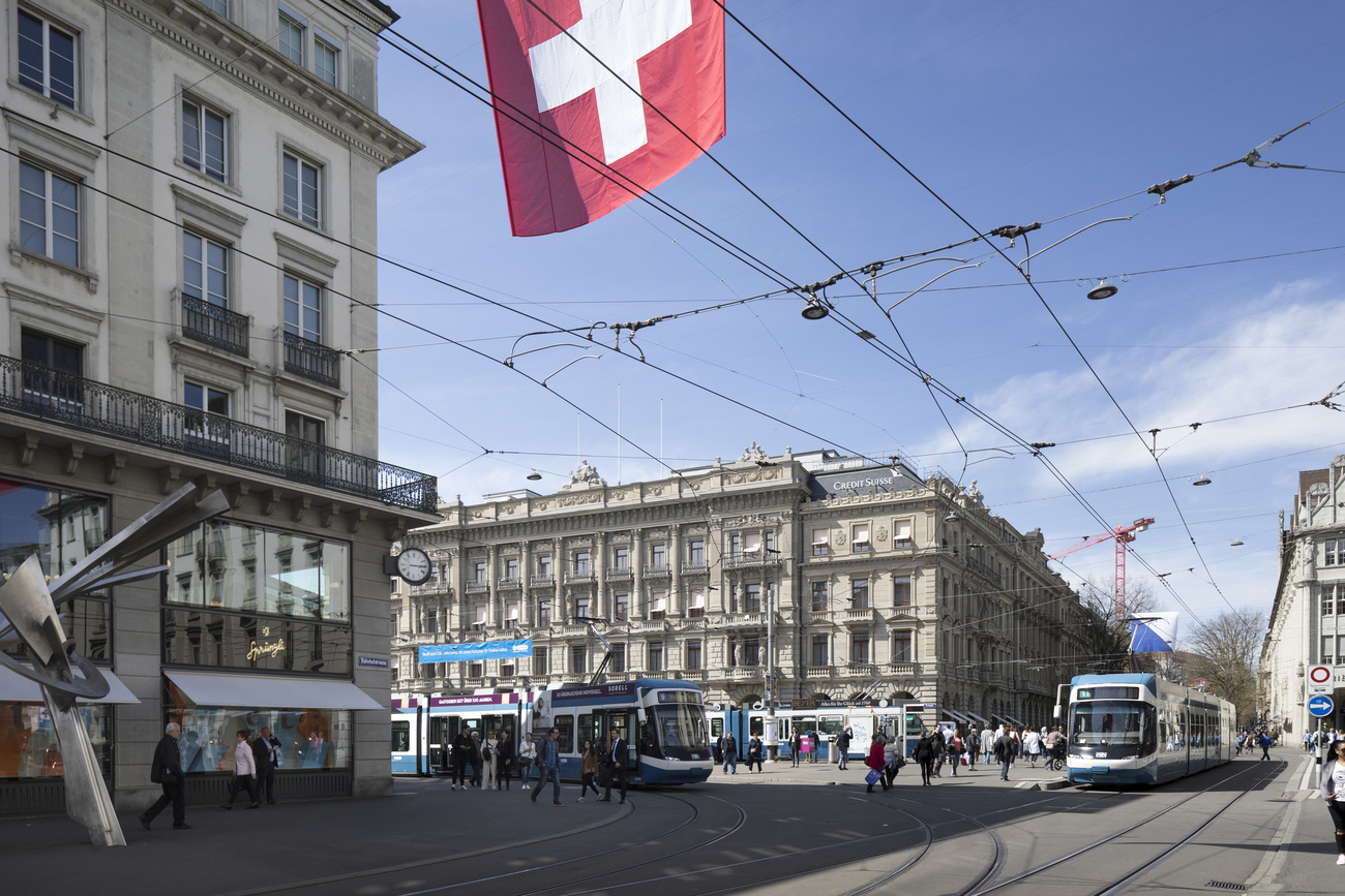 Paradeplatz Square with the headquarters of Credit Suisse, center, pictured on April 11, 2018. (KEYSTONE/Gaetan Bally)
