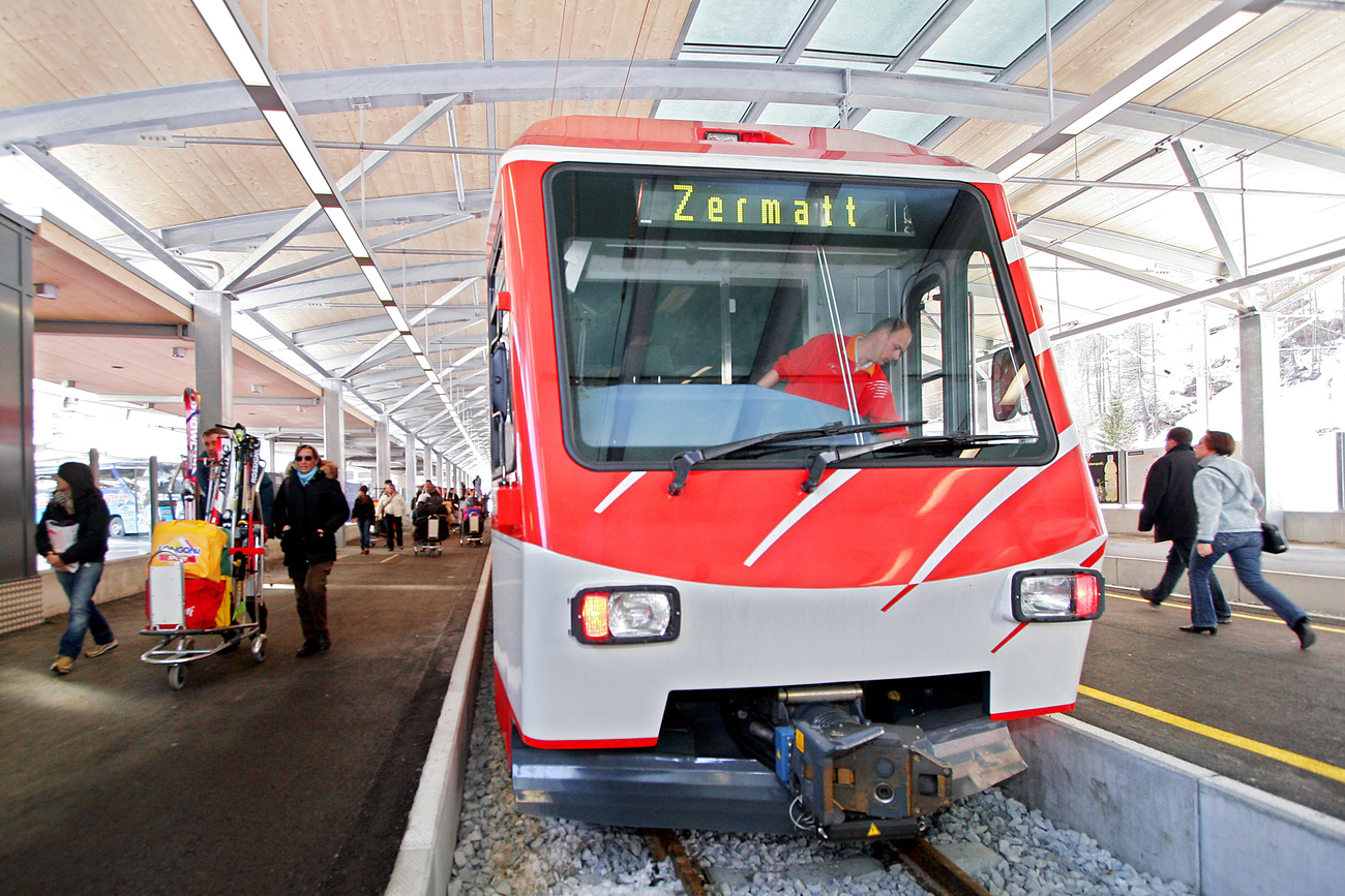 Tourists use the Täsch-Zermatt shuttle trains at the Matterhorn Terminal in Täsch (archive photo).