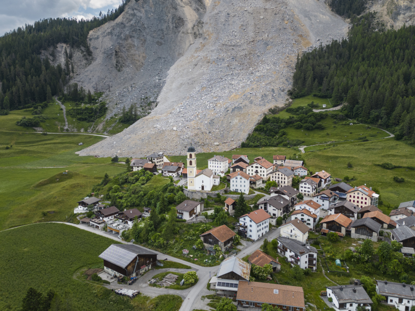 25,000 cubic metres of rock falls onto the rubble pile in Brienz GR