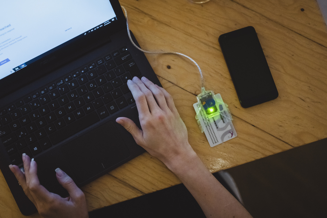 Talinn, Laptop, Hand und Krankenkassenkarte
