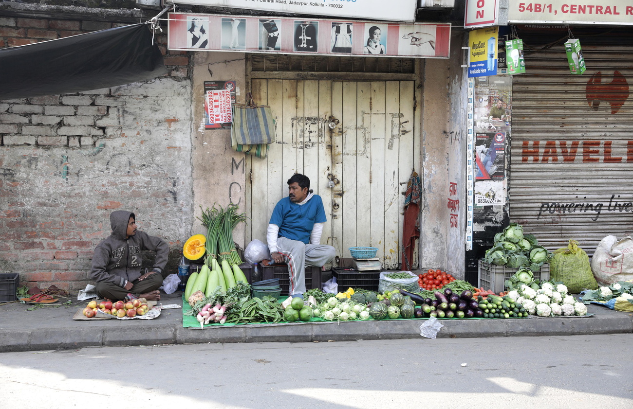 venditore di verdura in strada in india