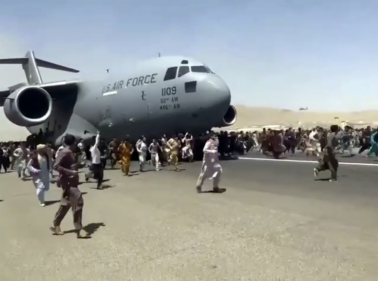 Flucht aus Kabul: Hunderte Menschen rennen am 16. August 2021 neben einem US-Militärflugzeug. (AP/UGC)