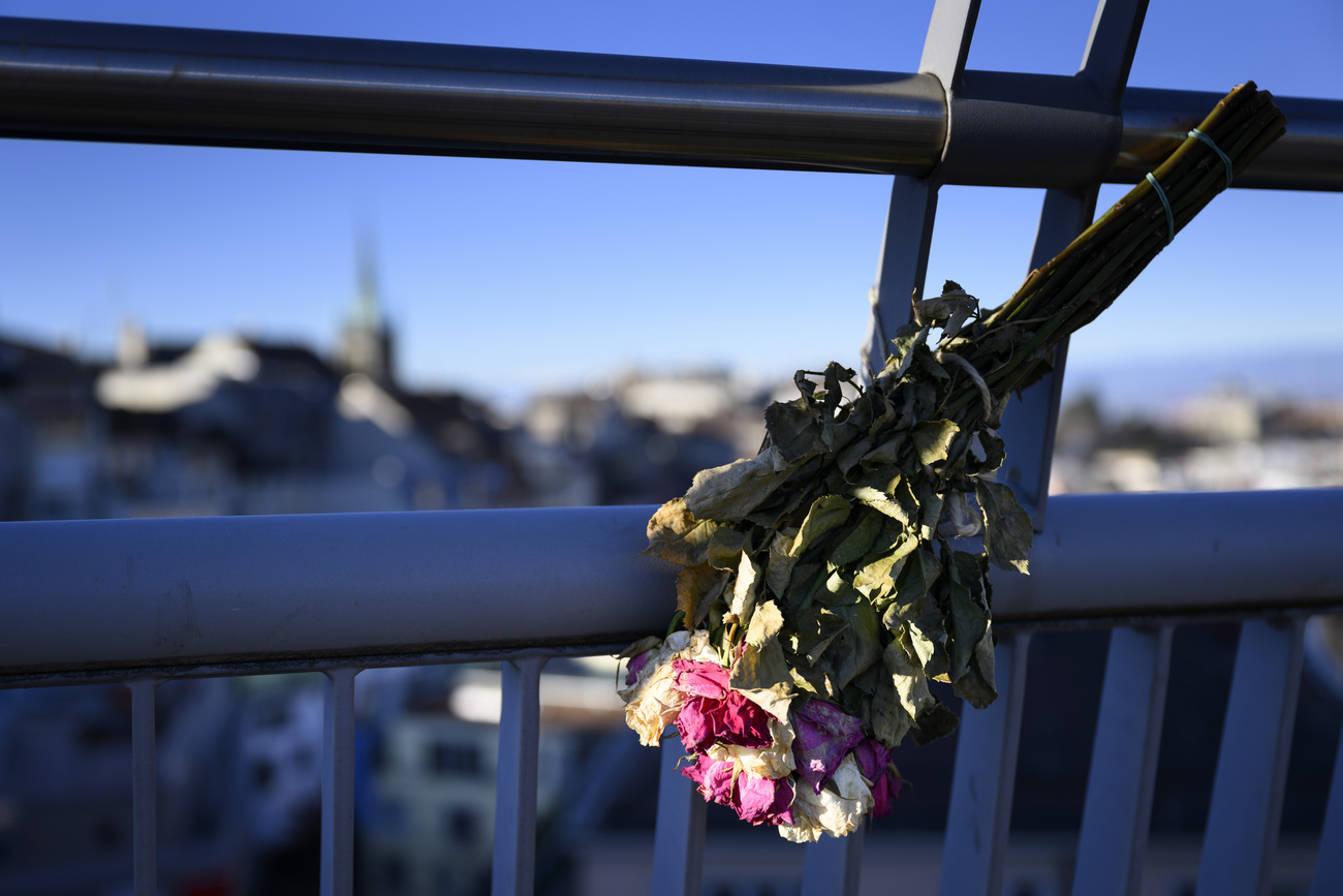 Un mazzo di fiori su uno dei viadotti di Losanna, tristemente noto come "ponte dei suicidi".