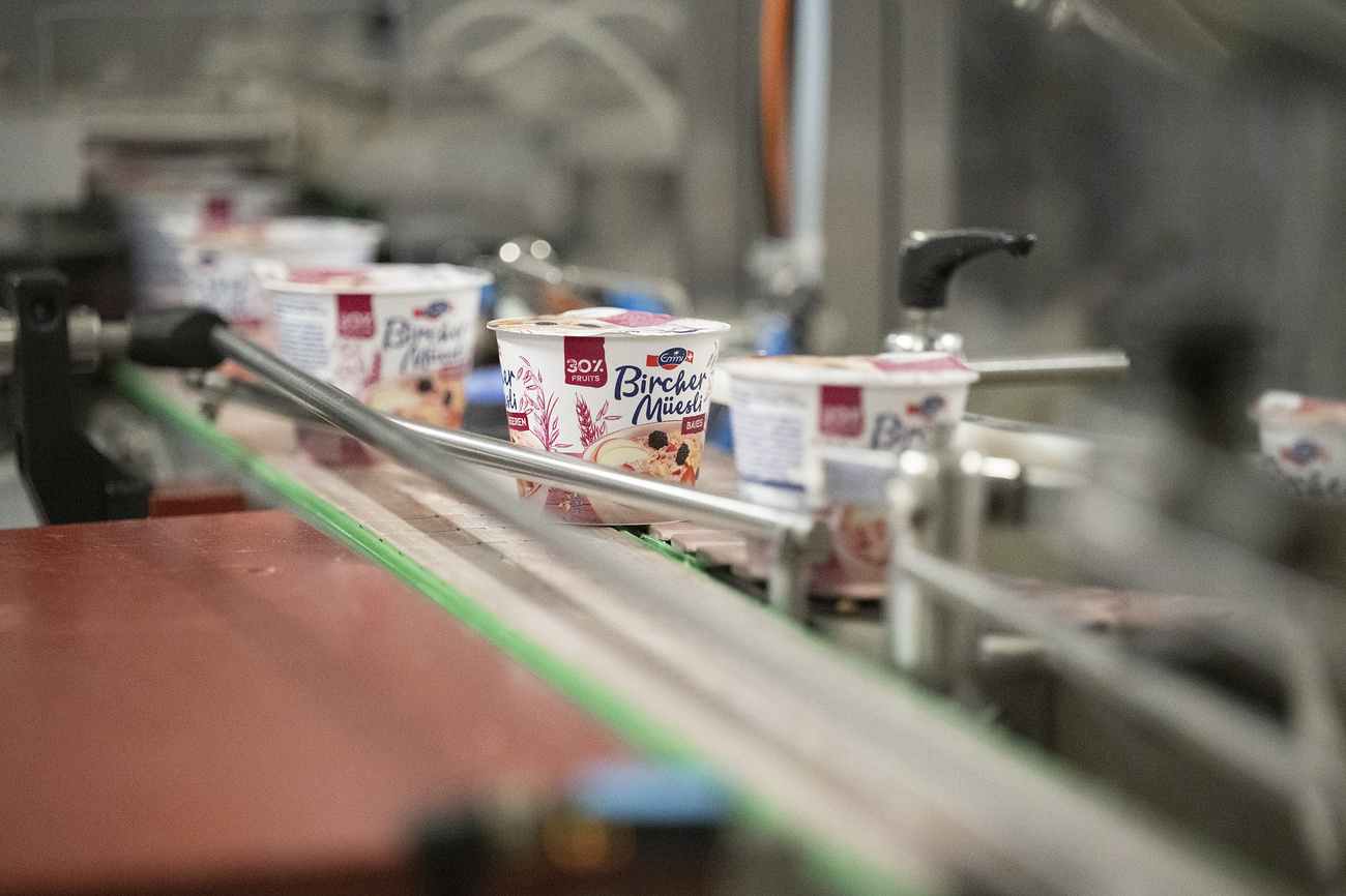 Frisch abgefüllte Birchermüesli auf einem Förderband