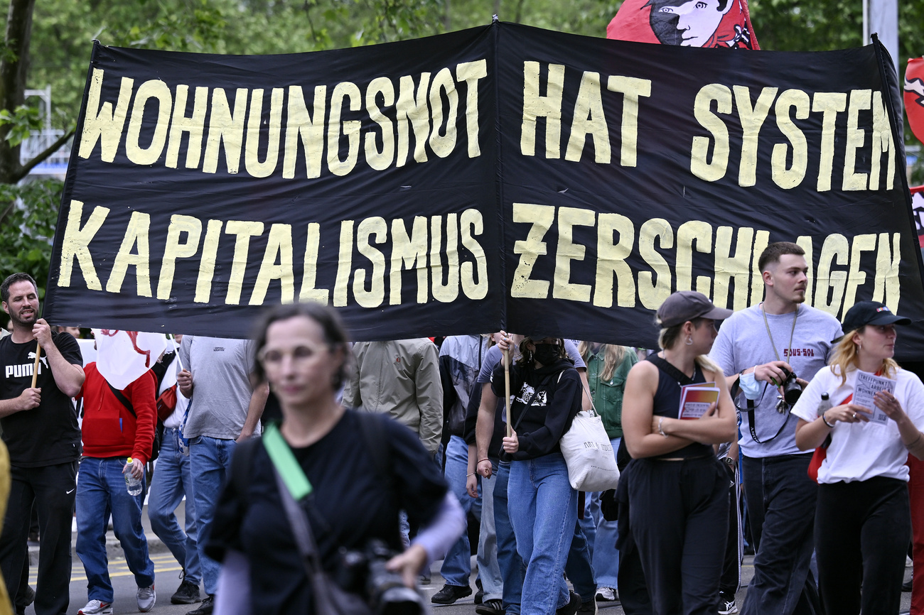 Разгневанные арендаторы: демонстрация против жилищного кризиса в Цюрихе, 2024 год. Keystone / Walter Bieri