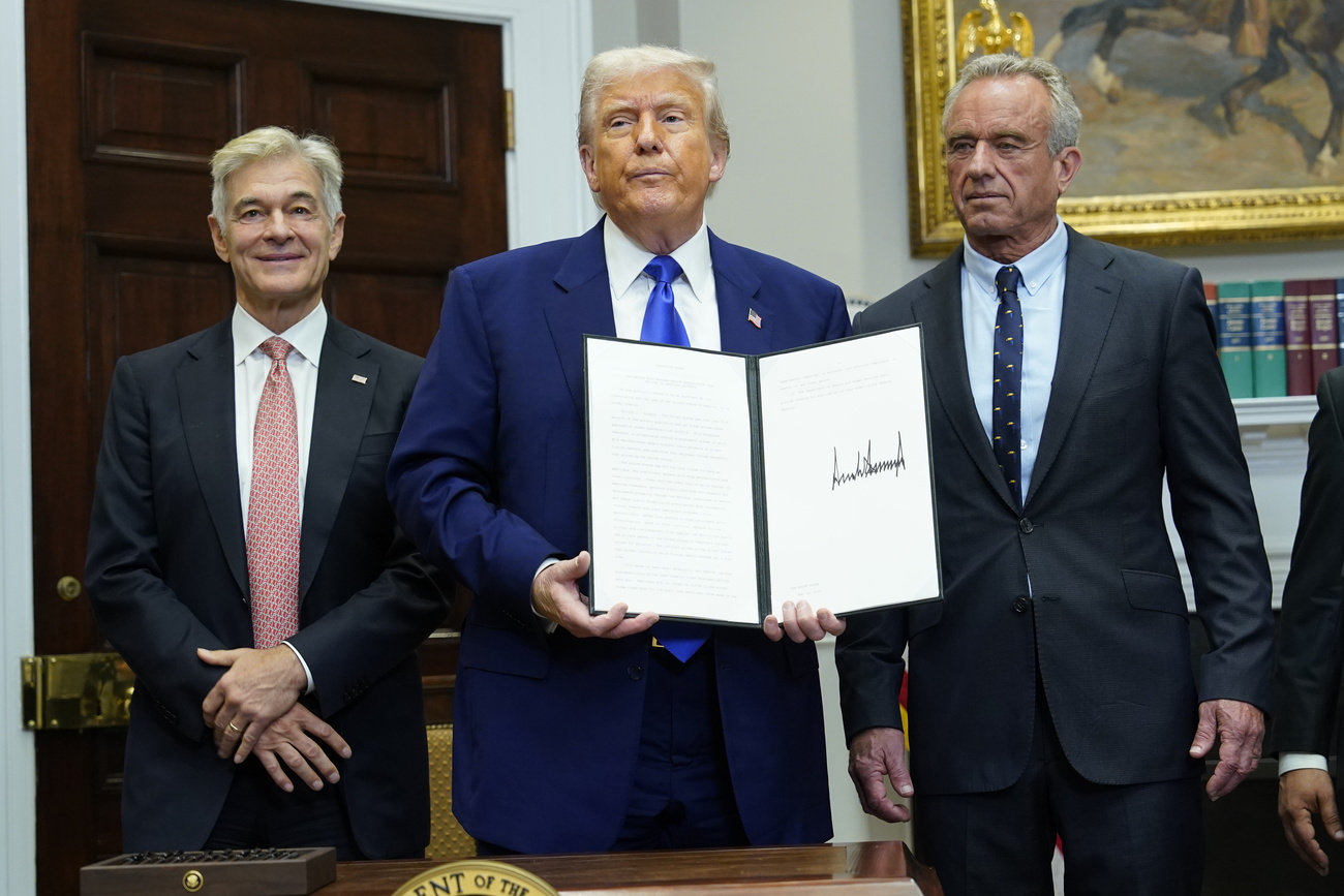 Le président américain Donald Trump tient un décret sur le prix des médicaments sur ordonnance à côté du secrétaire américain à la Santé et aux Services sociaux (HHS), Robert F. Kennedy, Jr., lors d'une conférence de presse dans la salle Roosevelt de la Maison Blanche à Washington, le 12 mai.