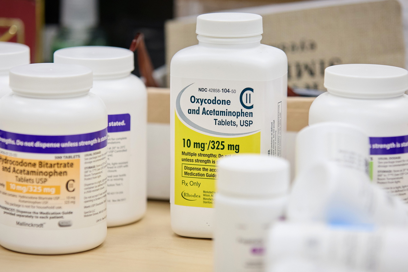 Divers médicaments sur ordonnance sont stockés sur une étagère dans une pharmacie à Los Angeles, Californie, États-Unis, le 12 mai 2025.