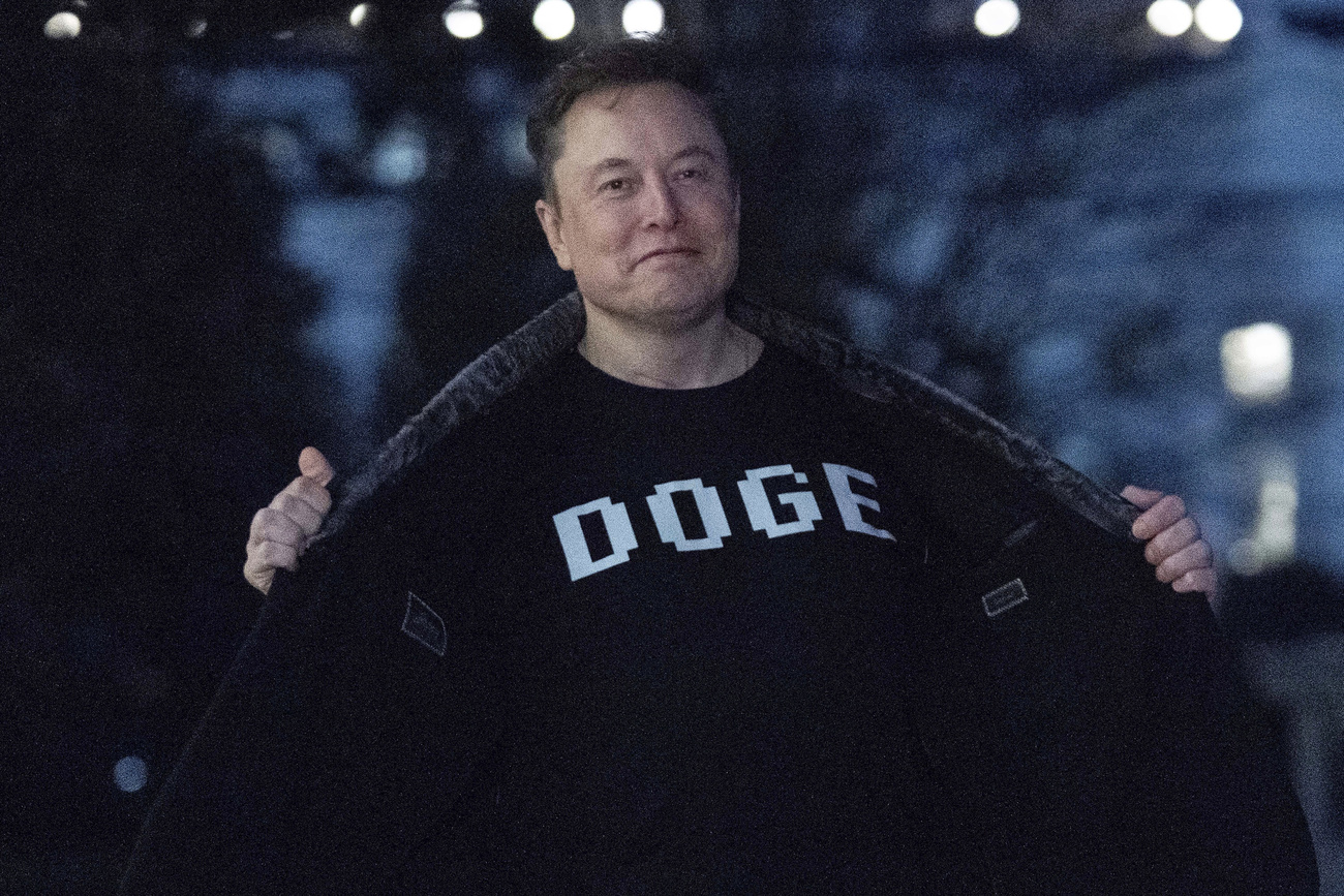 elom musk con una t-shirt su cui è scritto DOGE