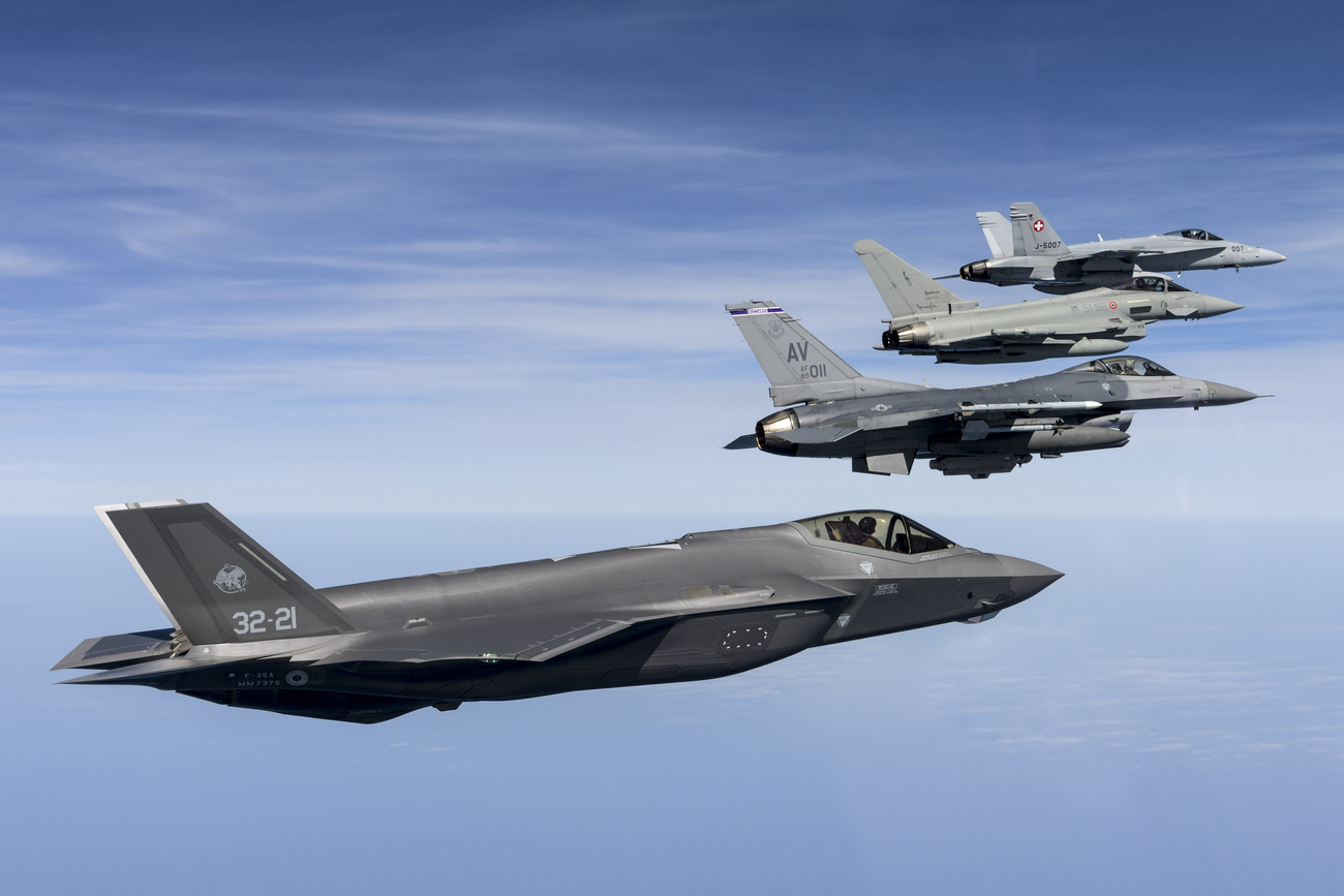An F/A-18 of the Swiss Army (rear), an F-35 of the Italian Army (front) and two Eurofighters (centre) during a joint exercise in Italy.