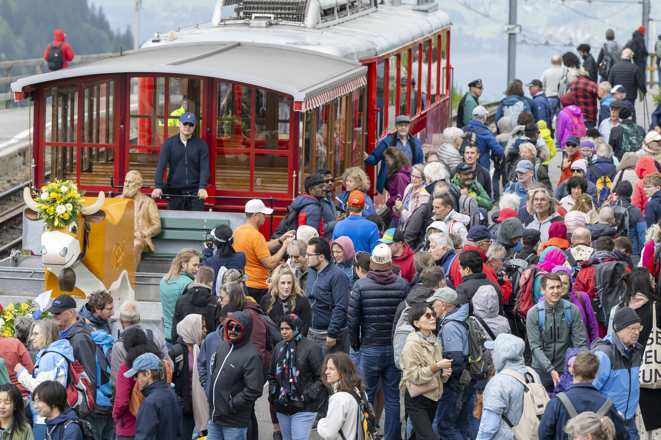 Gedränge am Bahnhof Rigi Kulm neben einer roten Bahn