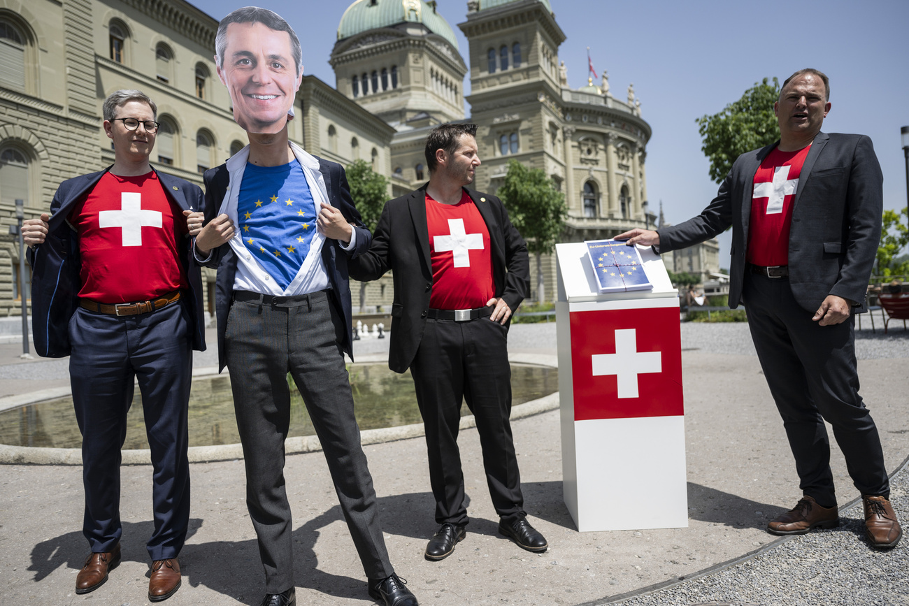 persone con t-shirt con la croce svizzera