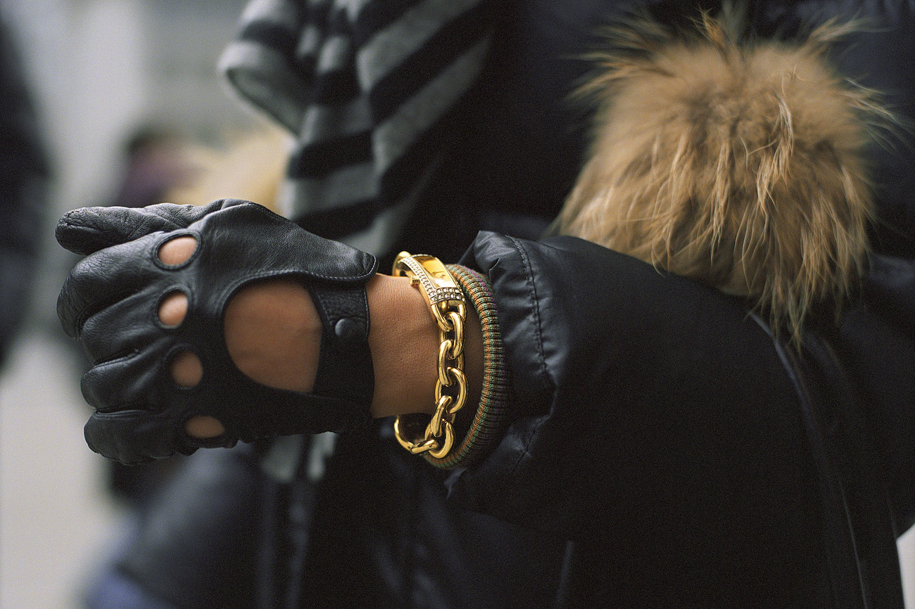 Eine Frau mit goldener Armbanduhr, Pelz und Lederhandschuhen