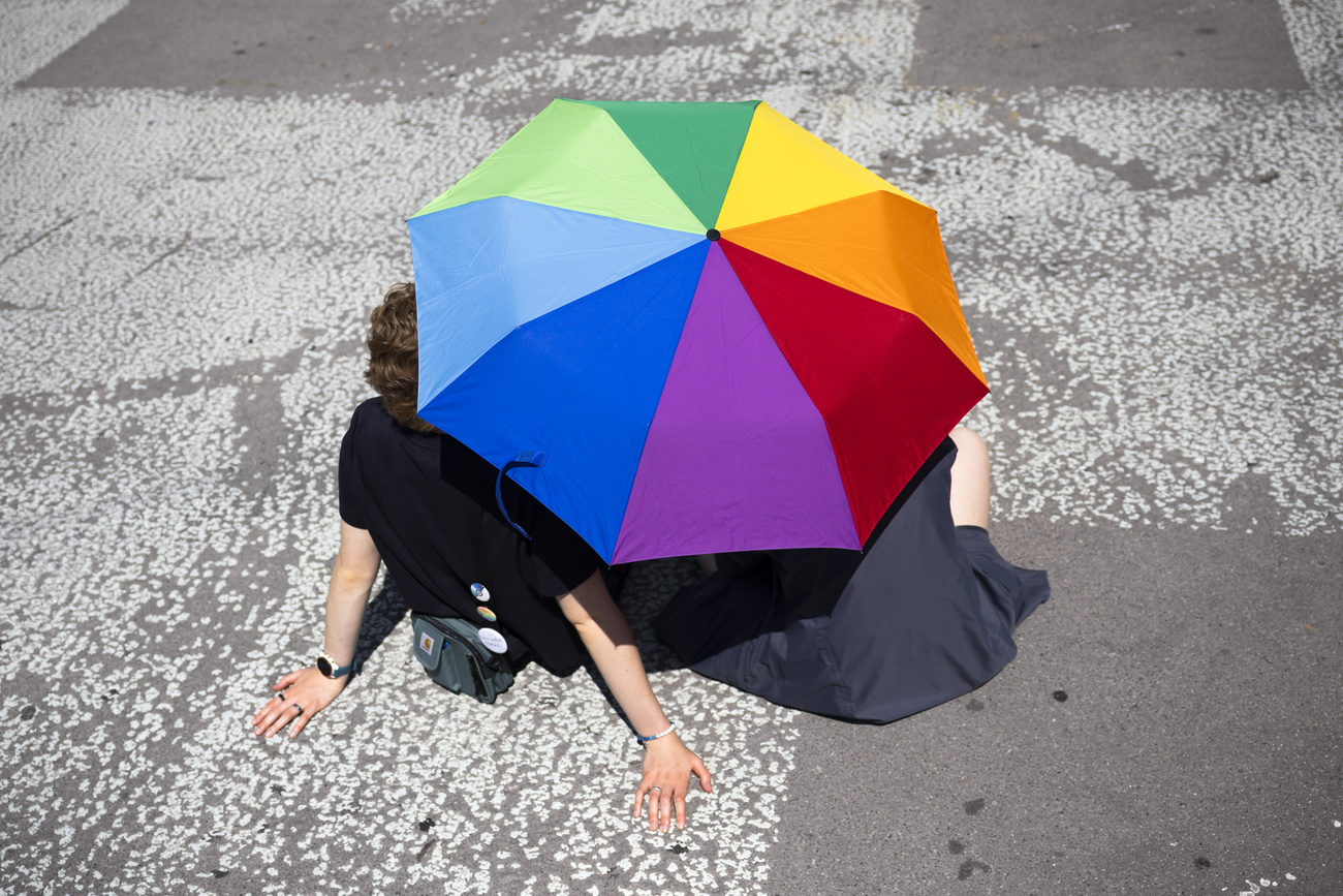 Persone sotto ombrello arcobaleno