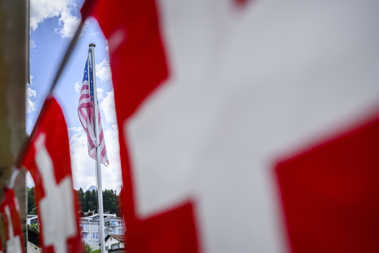 В нынешней ситуации единственным, поэтому, разумным шагом становится поиск новых рынков сбыта — и именно так и поступает Швейцария, которую Белый дом «одарил» едва ли не самой высокой ставкой таможенной пошлины в 39%.