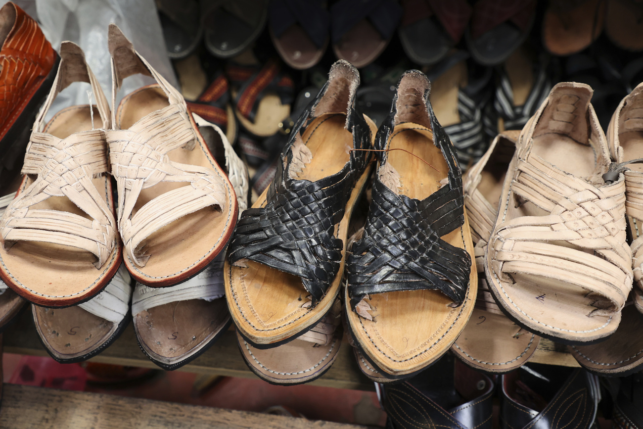 Sandalias conocidas como "huaraches" se exhiben a la venta en un mercado de Oaxaca, México.