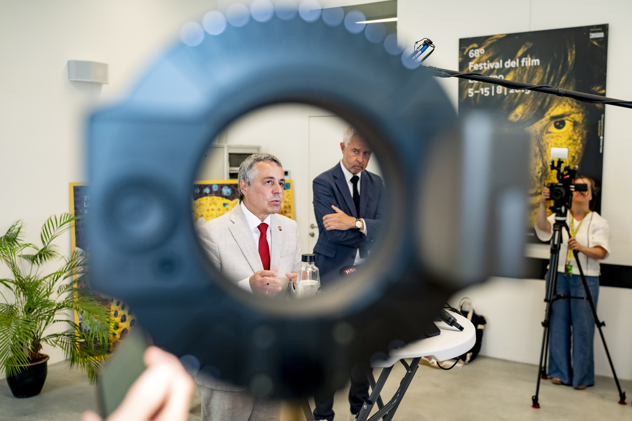 Ignazio Cassis davanti a una telecamera