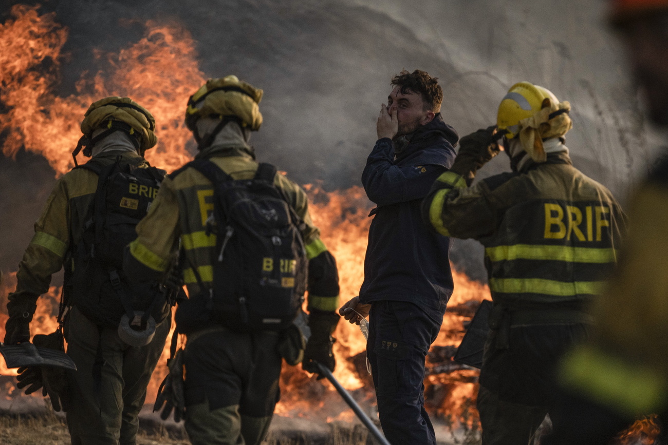 Bomberos intentan controlar los fuegos en España.