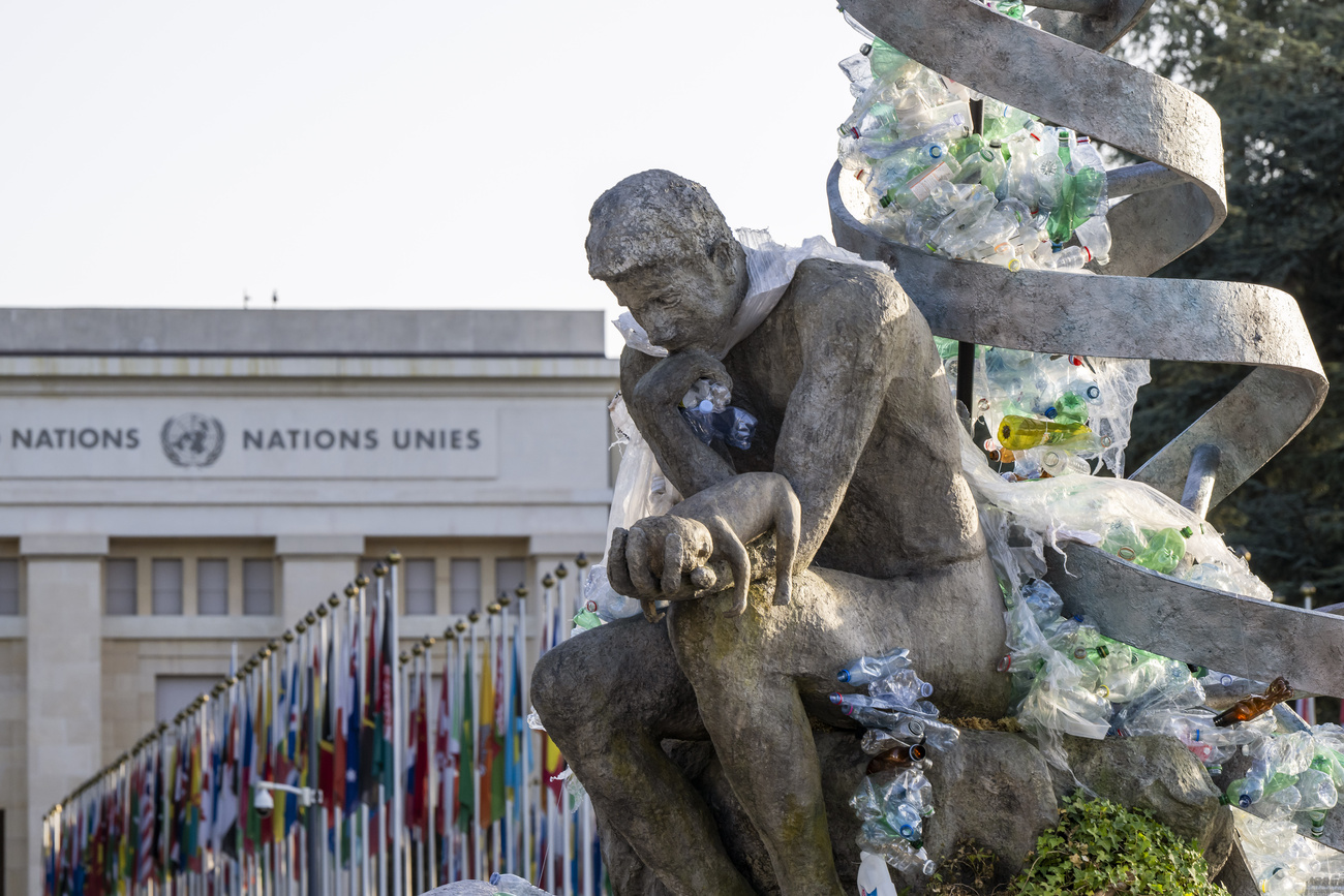 une statue avec des objets plastiques devant le palais des nations à Genève
