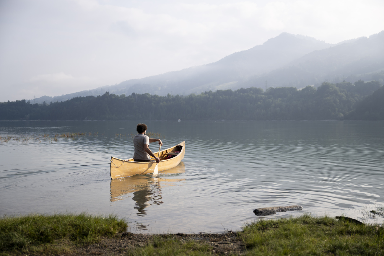 persona su una canoa sul lago