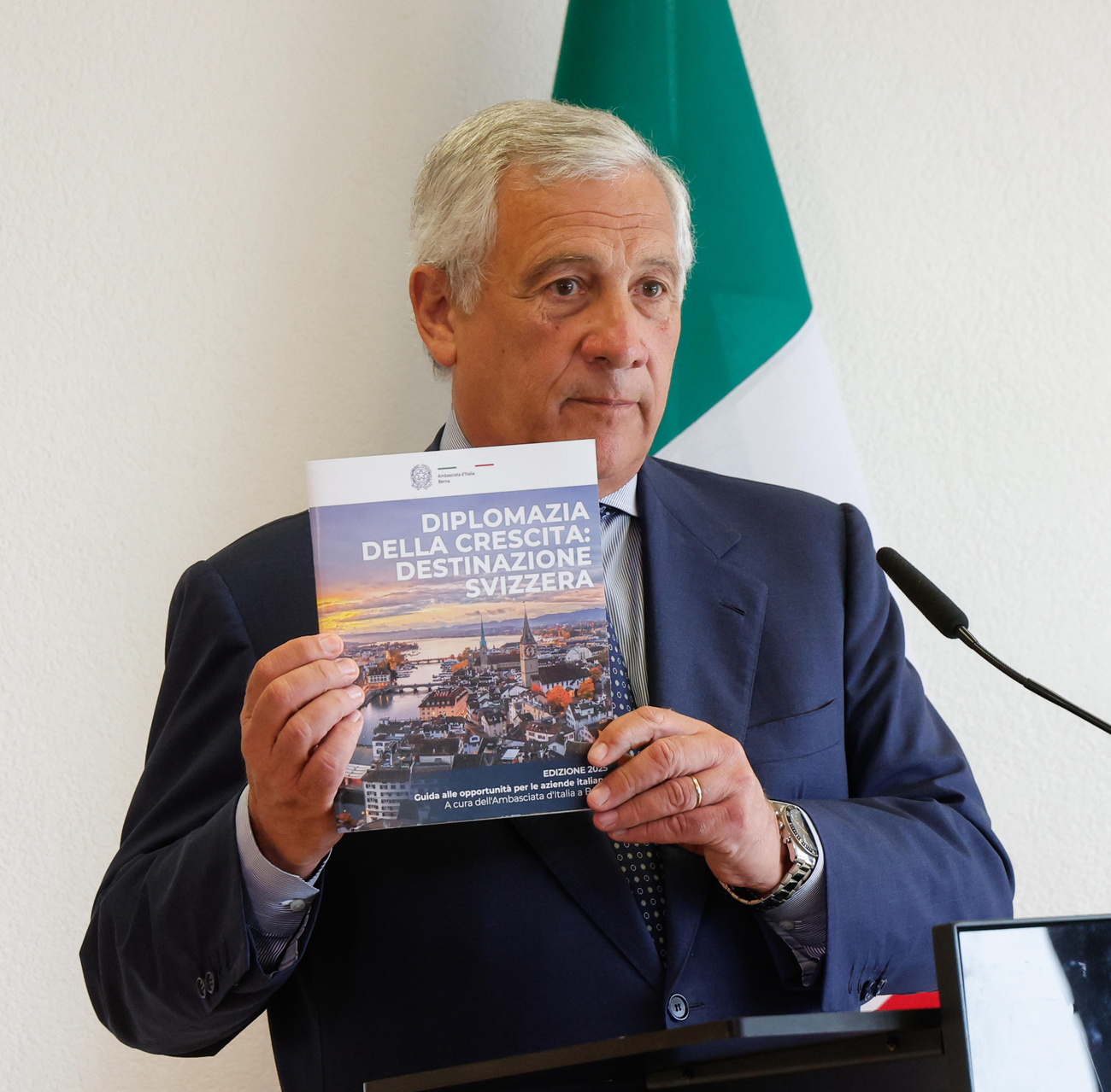 uomo con opuscolo in mano