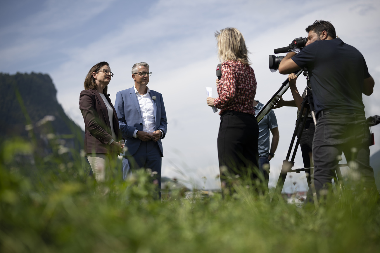 persone davanti a una telecamera