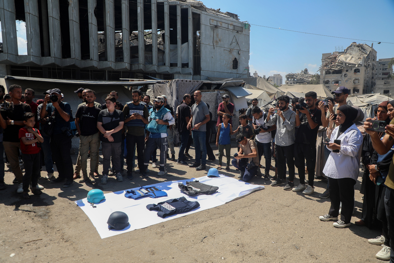 متظاهرون في غزة يتجمعون تضامنًا مع الصحفيين الذين قُتلوا في غارات إسرائيلية، خلال وقفة نظّمها نقابة الصحفيين الفلسطينيين، 26 أغسطس 2025. قُتل ما لا يقل عن 20 فلسطينيًا، بينهم خمسة صحفيين، في هجوم إسرائيلي استهدف مستشفى ناصر في خان يونس جنوب القطاع.