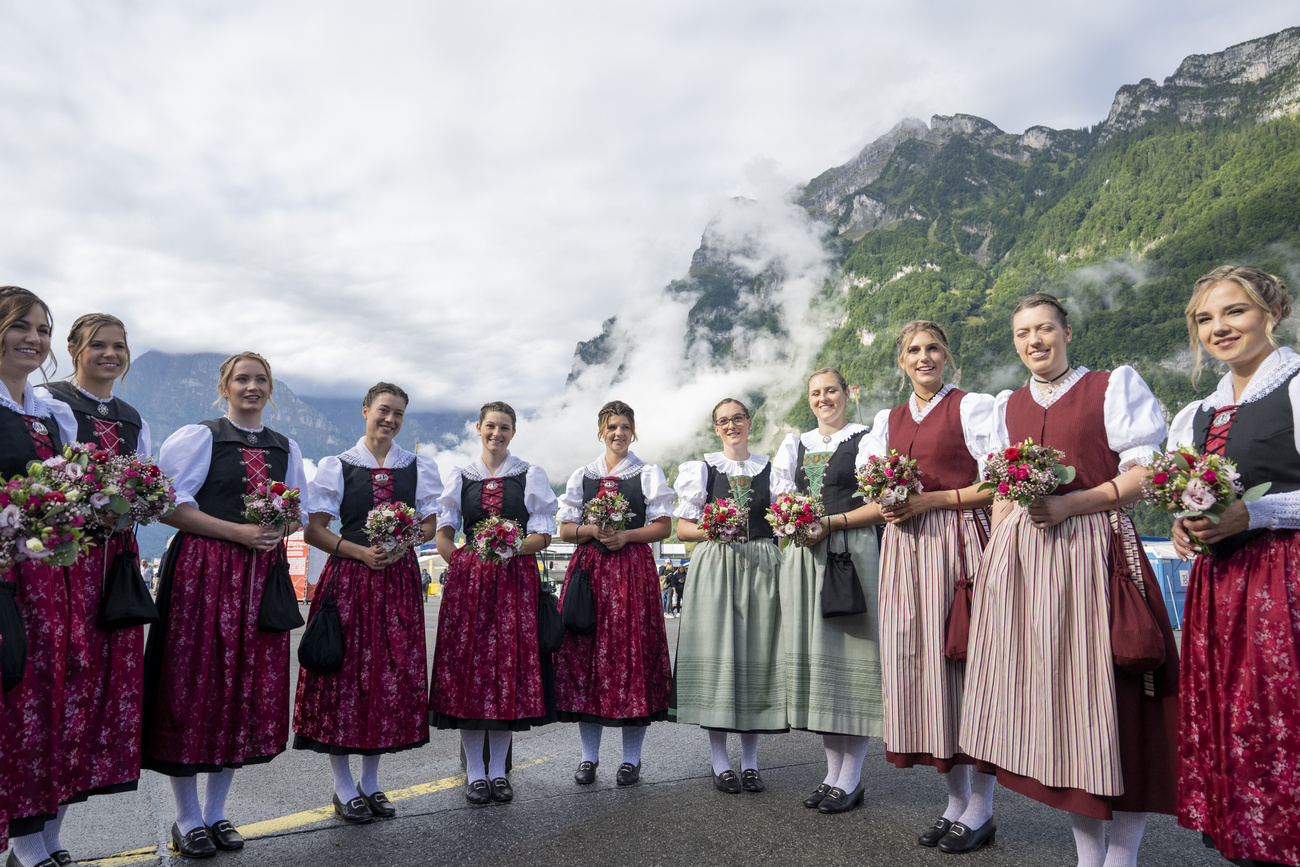donne in vestiti tradizionali