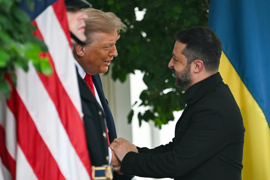 زيلينسكي يحذر من مكافأة روسيا قبيل اللقاء مع ترامب في البيت الأبيض