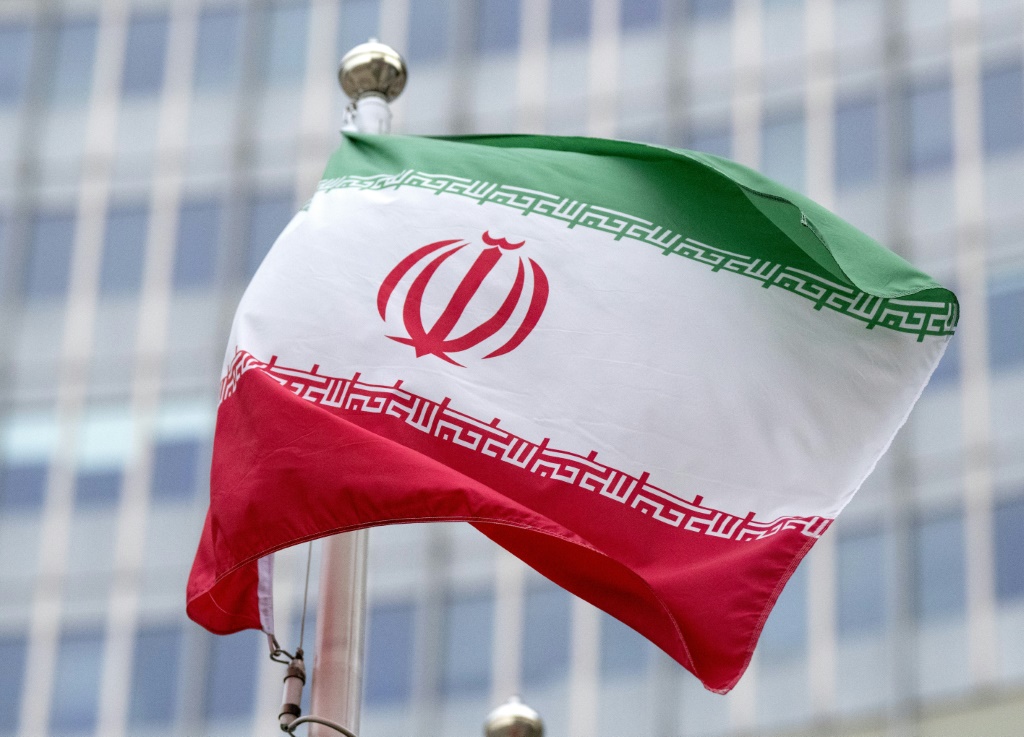 إيران تُعدم رجلا علنا بعد إدانته بارتكاب جريمة قتل