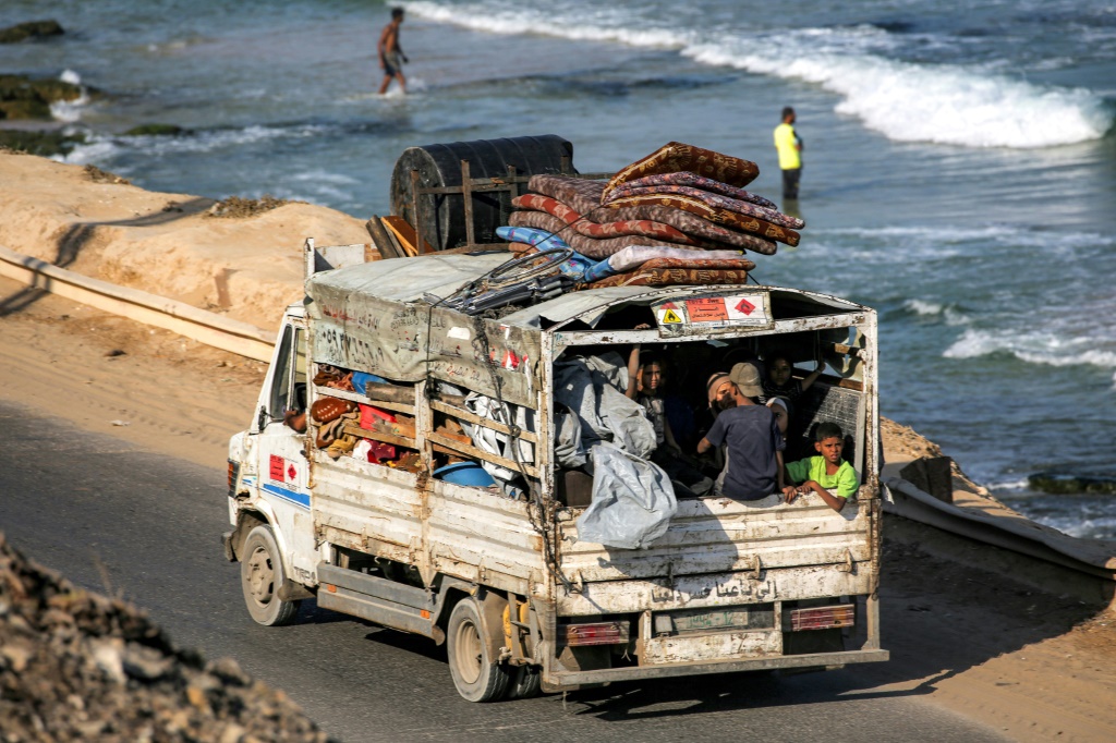 الصليب الأحمر يعتبر إخلاء مدينة غزة مستحيلا وإسرائيل تواصل عملياتها