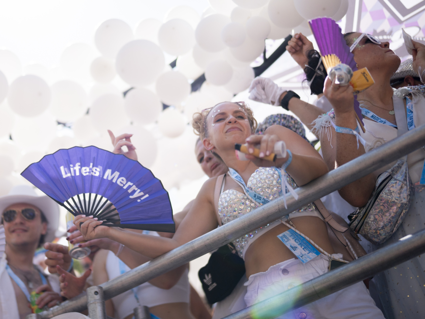 Hundreds of thousands dance around the Zurich lake basin in sweltering heat