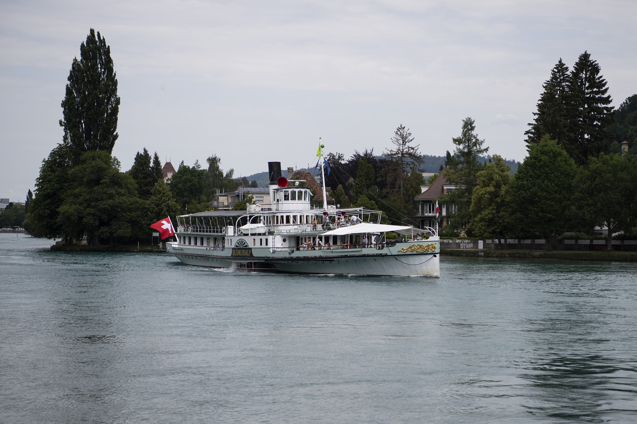 Компания BLS Schifffahrt сегодня эксплуатирует на Тунском и Бриенцском озёрах несколько прогулочных судов, включая исторический колесный пароход Blüemlisalp (на фото).