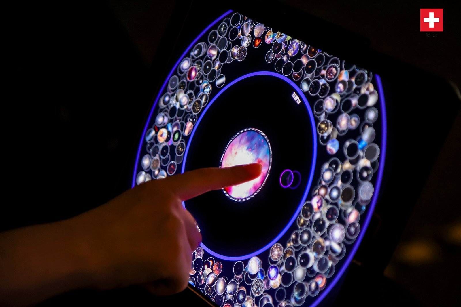 Collisioni cosmiche, display interattivo realizzato dal Laboratorio di Museologia Sperimentale (eM+), EPFL