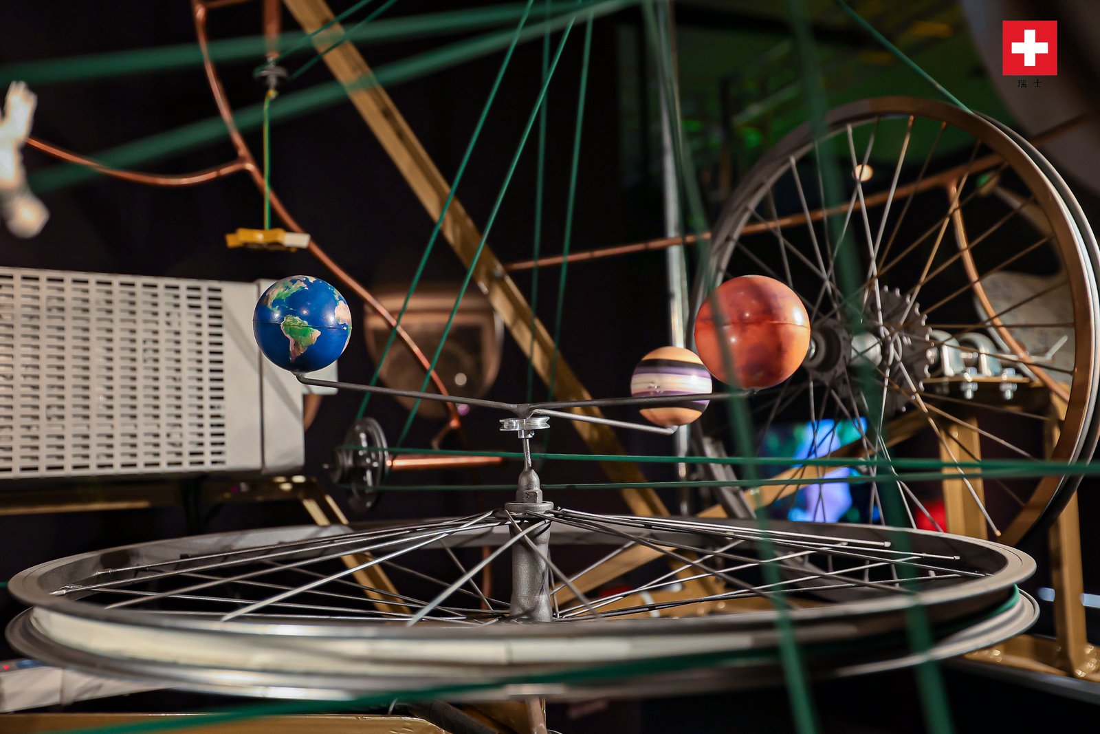 Dettaglio di pianeti sulla scultura di mappatura stellare realizzato dell'artista Pascal Bettex