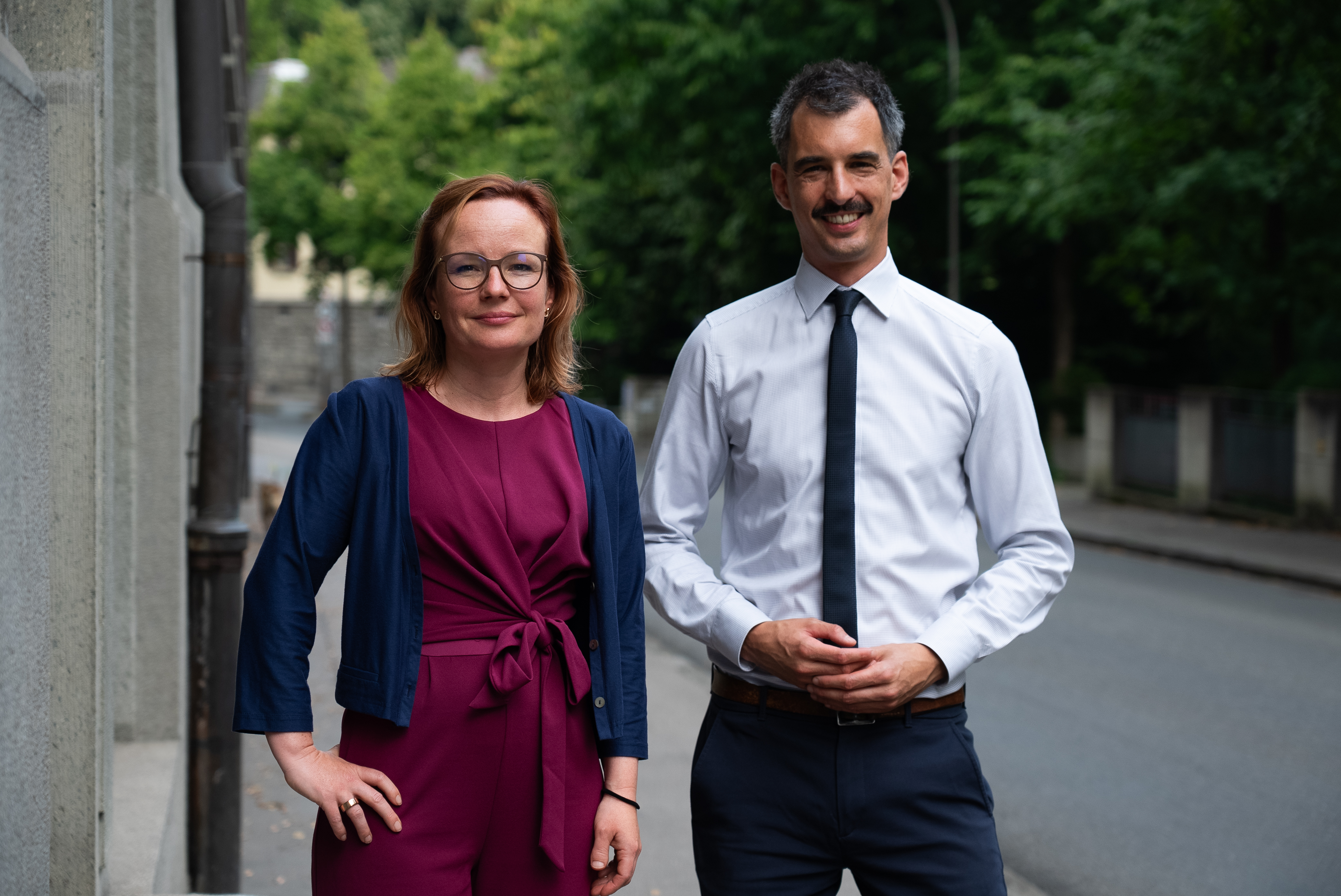 Gabriela Medici, Co-Sekretariatsleiterin beim Schweizerischen Gewerkschaftsbund, und Geldcast-Moderator Fabio Canetg