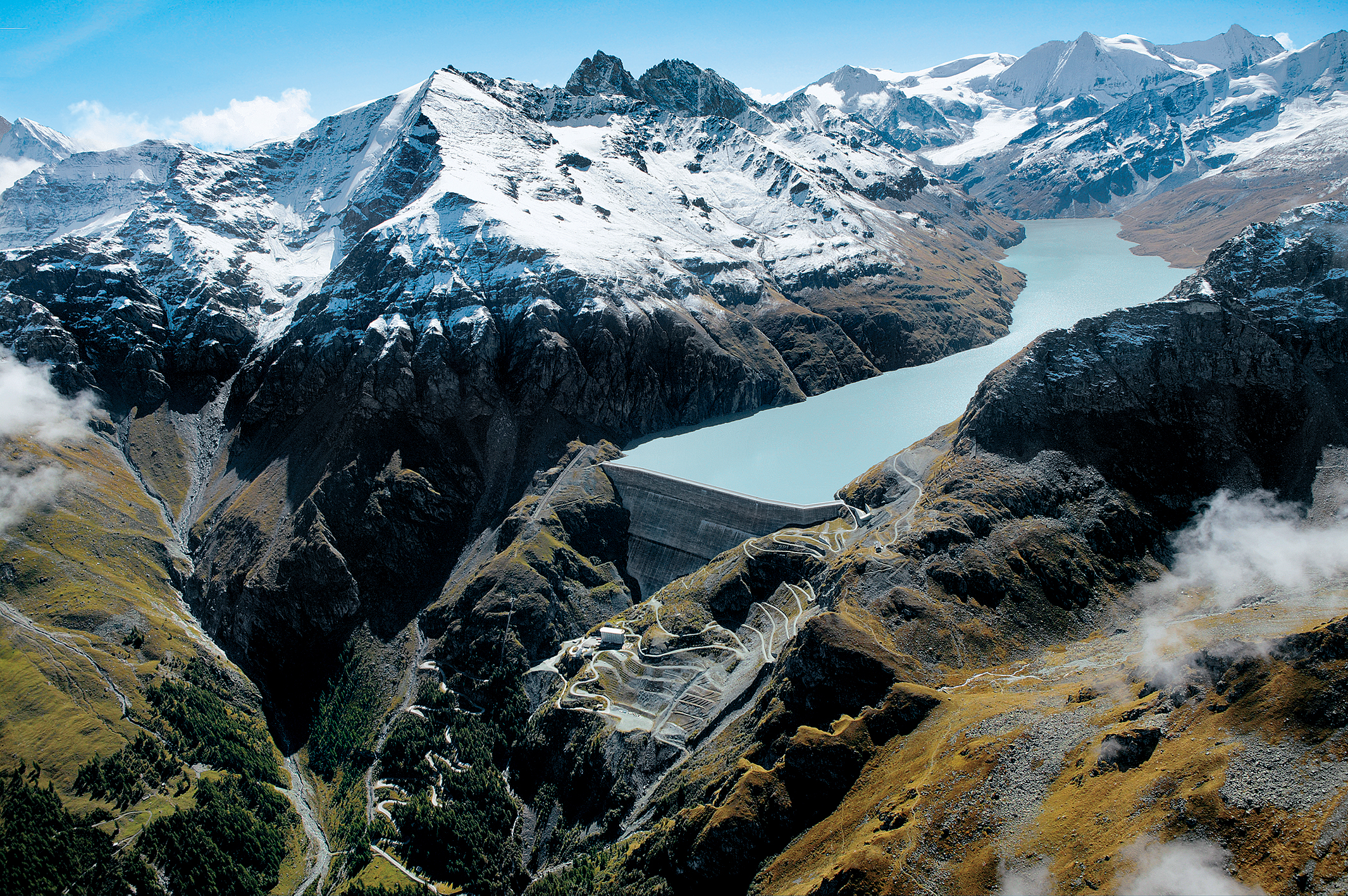 Vista aérea de la presa Grande Dixence en el cantón de Valais, Suiza.