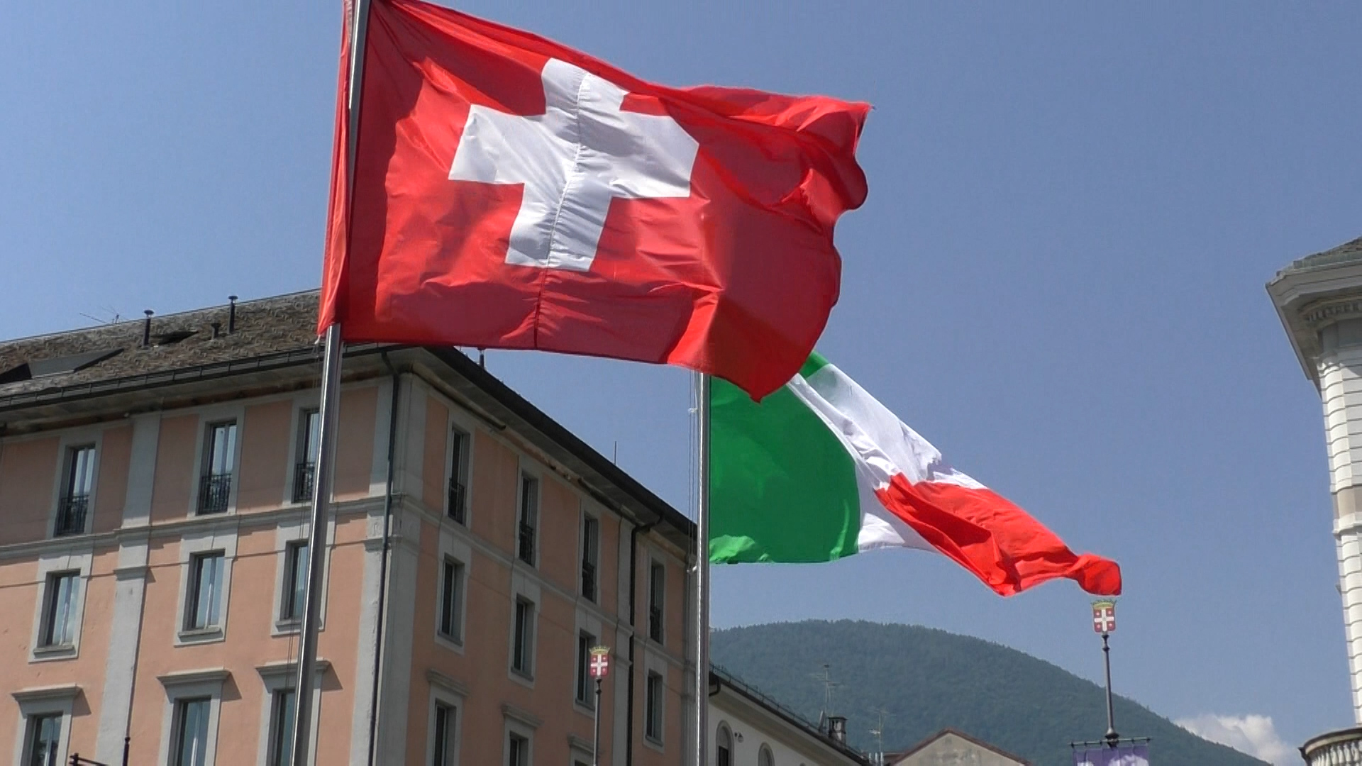 bandiera svizzera e italiana