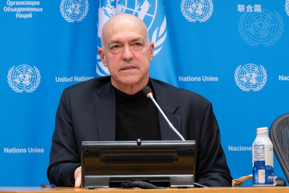 Ein Mann vor UNO-Emblemen