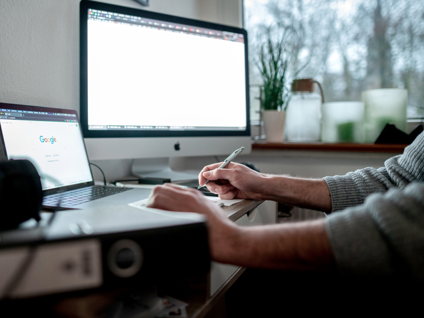 persona davanti a un computer