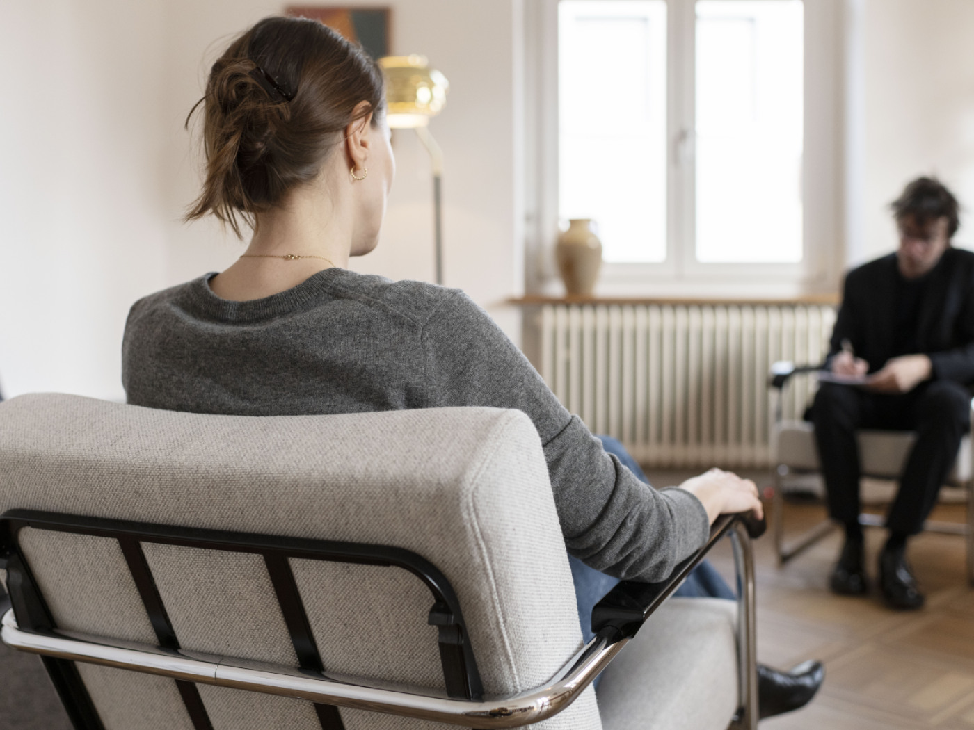 giovane donna fa una seduta di psicoterapia