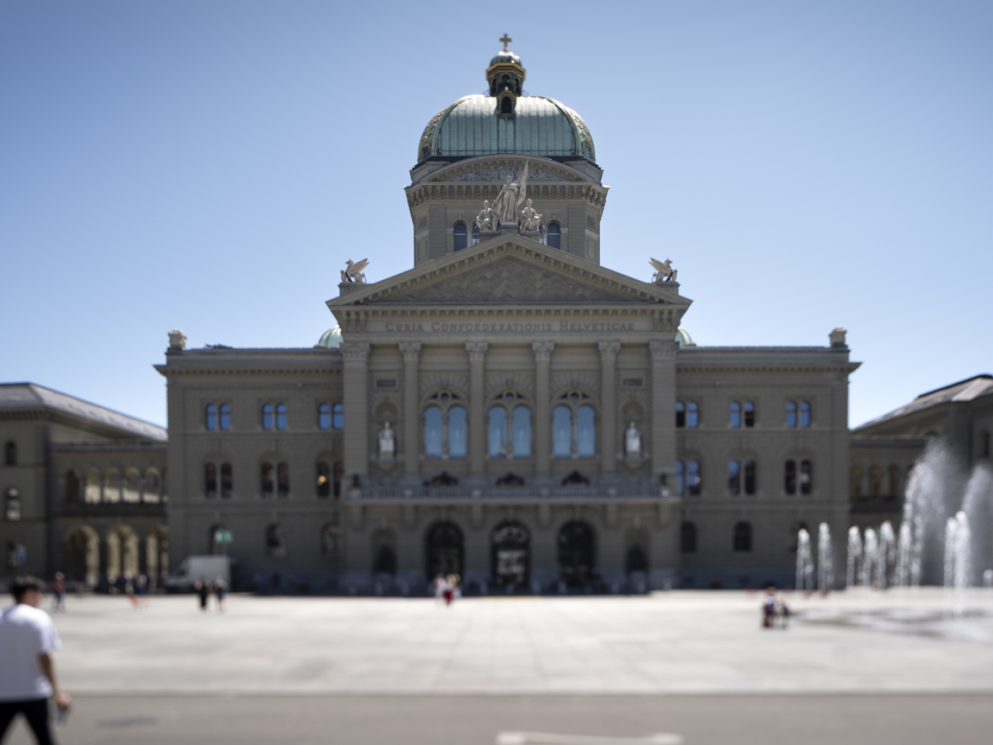 Swiss economy growing only weakly - Confederation lowers forecast