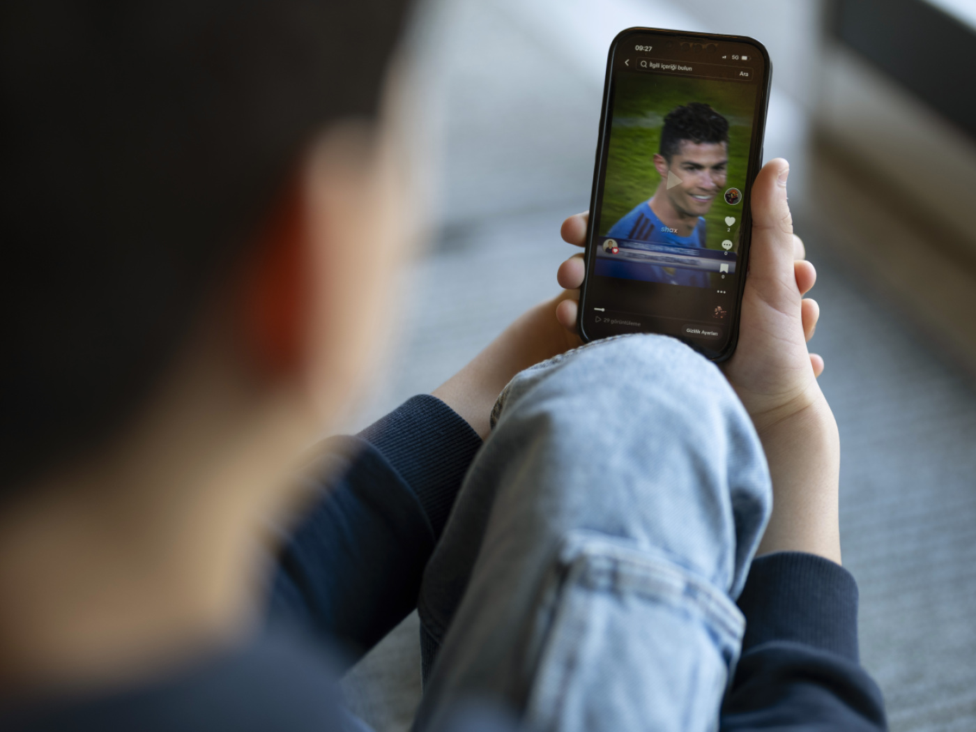 bambino guarda video di cristiano ronaldo su uno smartphone
