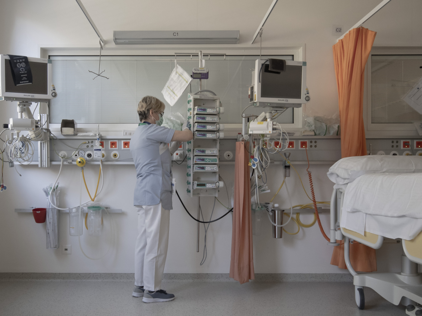 infermiera in camera d'ospedale