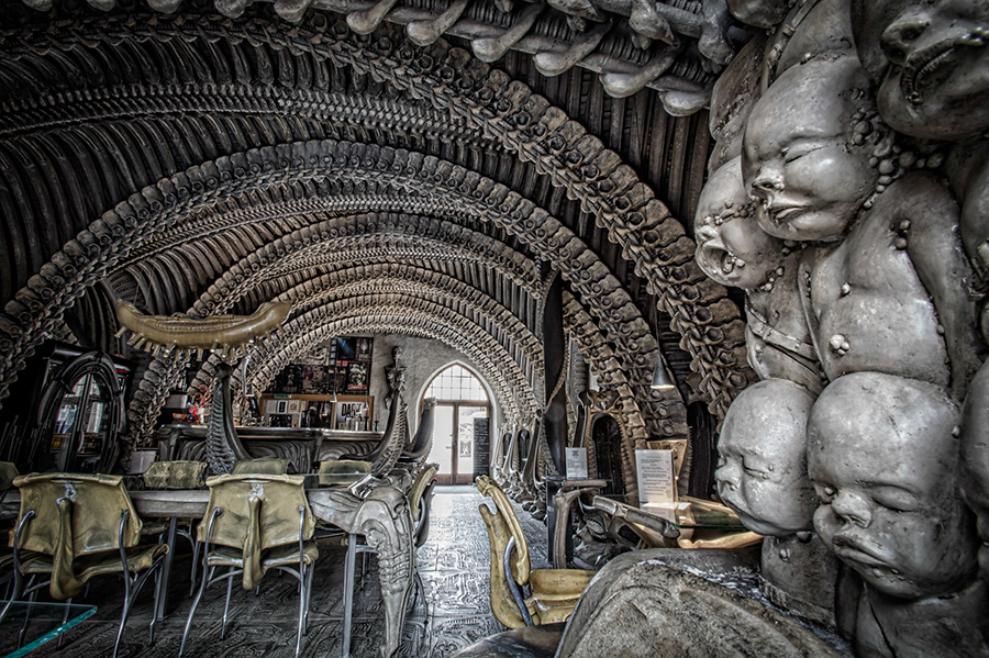 L'interno del bar Giger.