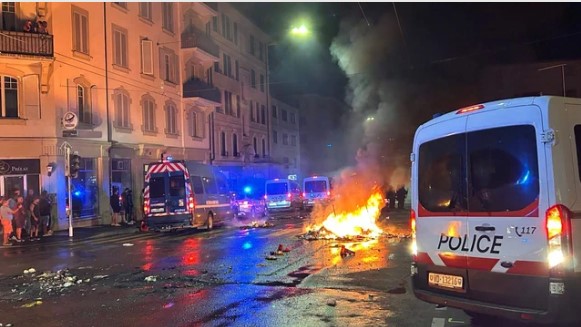 Уже в воскресенье около ста молодых людей в масках собрались на улице и подожгли, в частности, несколько мусорных баков.