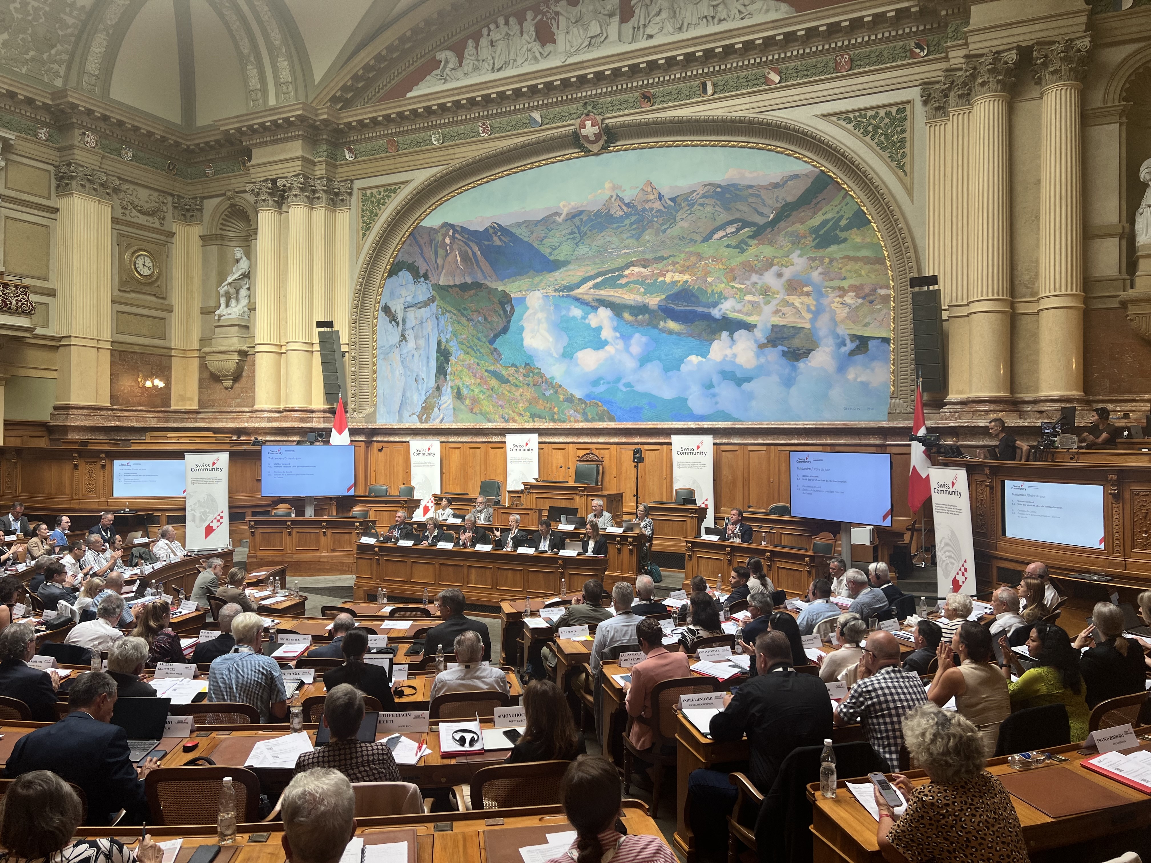 For one day, new and former delegates to the Council of the Swiss took the place of national councillors in the House of the People.