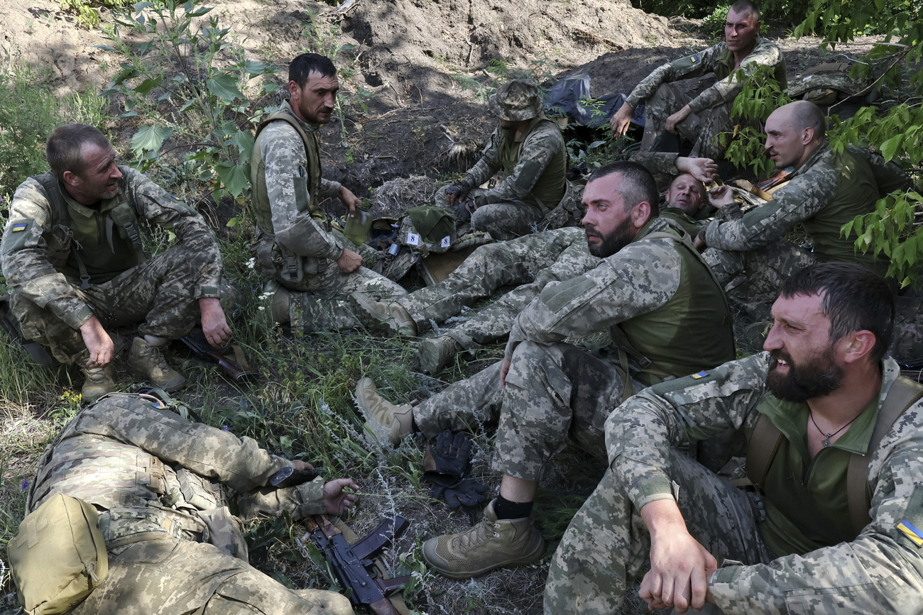 На этом фото, предоставленном пресс-службой 65-й механизированной бригады Украины, военнослужащие отдыхают после учений в Запорожской области. Украина, среда, 13 августа 2025 года.